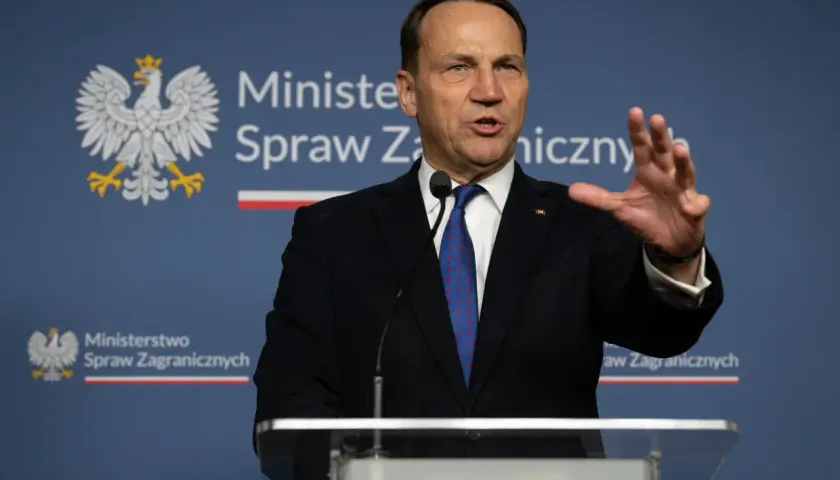 Minister spraw zagranicznych przemawia na tle godła Polski i nazwy ministerstwa, wyjaśniając prawdziwe przyczyny konfliktu prezydenta z MSZ o ambasadorów.