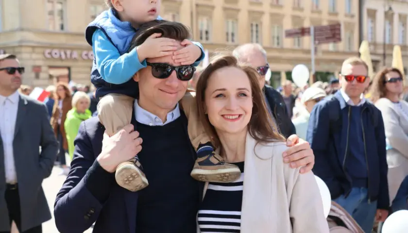 Kto z otoczenia Krzysztofa Bosaka odpowiada za jego wizerunek mężnego stanu? Rodzina i ludzie w tłumie tworzą jego obraz.