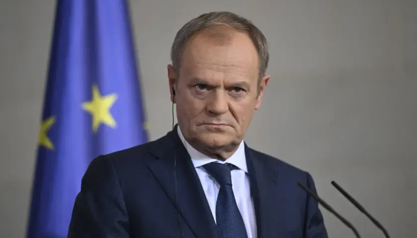 Donald Tusk w garniturze, na tle flagi UE. Czy Donald Tusk faktycznie zamierza wprowadzić stan wyjątkowy w związku z sytuacją w Izraelu?