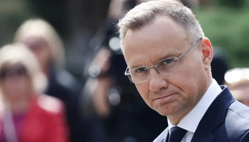 Prezydent Andrzej Duda w okularach, w garniturze, zamyślony. Zastanawia się, dlaczego zdecydował się na orędzie w sprawie bezpieczeństwa energetycznego.