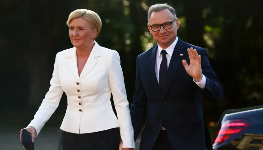 Agata Kornhauser-Duda w białej marynarce i Andrzej Duda w garniturze. Jej dyskrecja w sprawach politycznych budzi pytania.