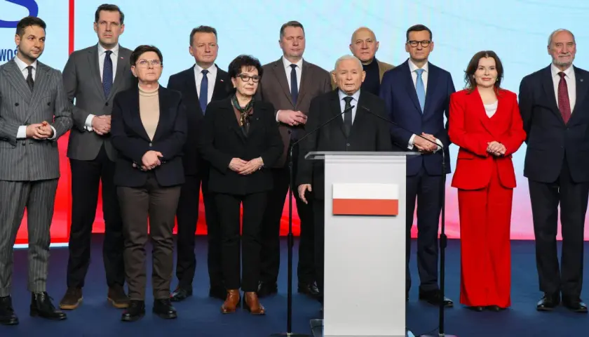 Jarosław Kaczyński stoi za mównicą, obok niego politycy PiS. Czy to oni stoją za nowym programem partii, który ma zostać ogłoszony w marcu?