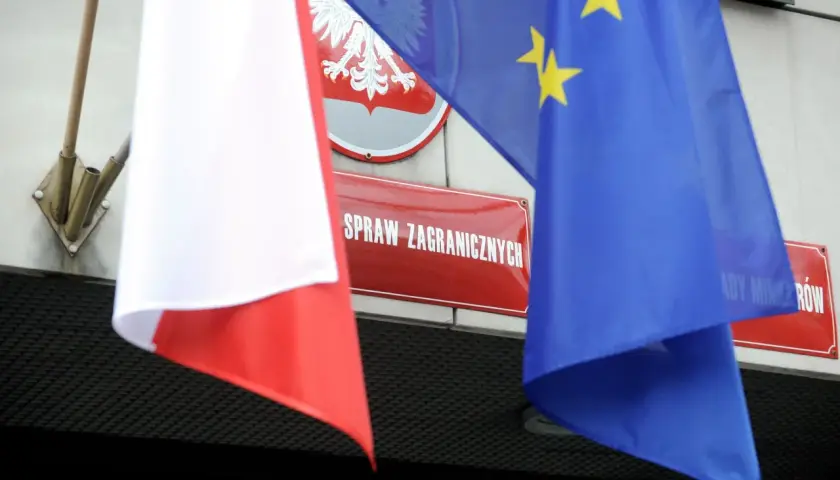 Flagi Polski i UE przed budynkiem Ministerstwa Spraw Zagranicznych. Czy to symbol ograniczenia pracy konsulatu w Izraelu?