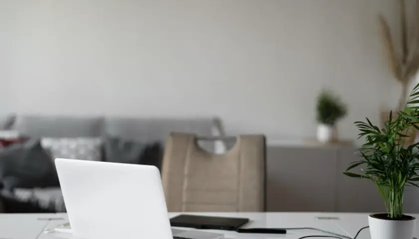 Biuro w chmurze: Jak technologia kształtuje przyszłość pracy zdalnej?