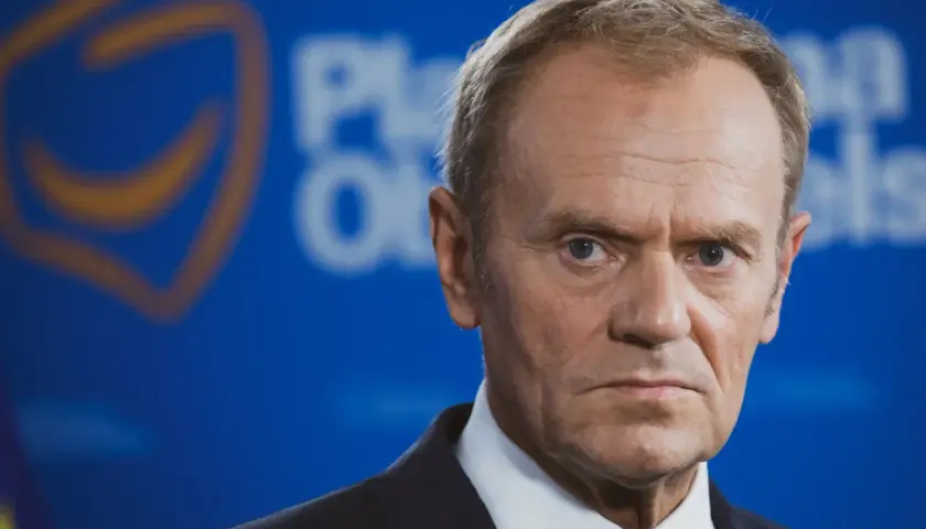Portret Donalda Tuska na tle niebieskiego banera z logo partii. Kulisy decyzji o jedynej kandydaturze Donalda Tuska na przewodniczącego partii.