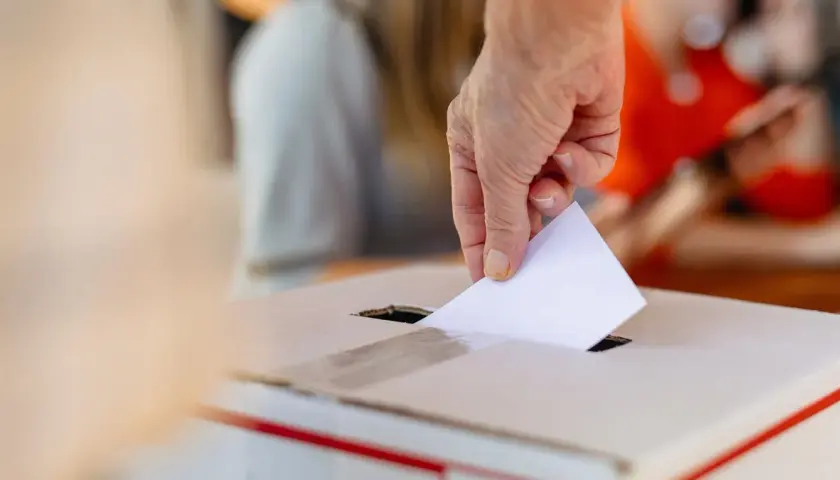 Co to jest skrajna prawica i jakie ma konsekwencje dla społeczeństwa