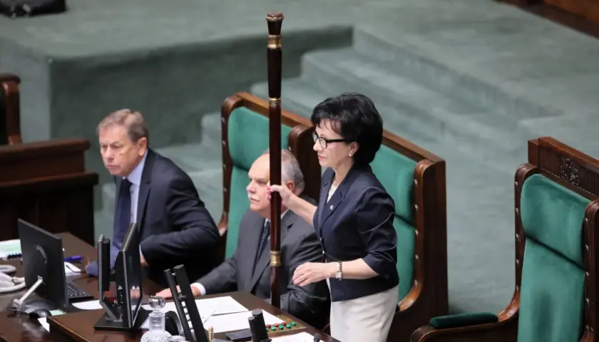 Posłanka trzyma laseczkę marszałkowską. Czy żony polityków PiS ujawnią swoje majątki odrębne w 2026 roku?