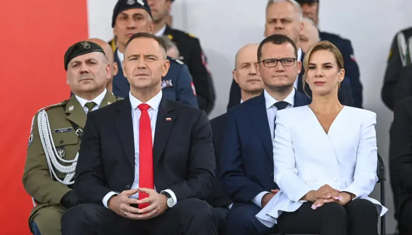 Prezydent Duda i Pierwsza Dama podczas uroczystości. Czy urząd prezydenta zostanie pozbawiony części uprawnień w nowelizacji konstytucji?