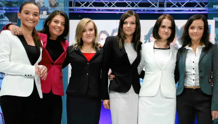 Sześć kobiet w eleganckich strojach, być może "aniołki Kaczyńskiego", po latach ujawniają sekrety kampanii wizerunkowej.