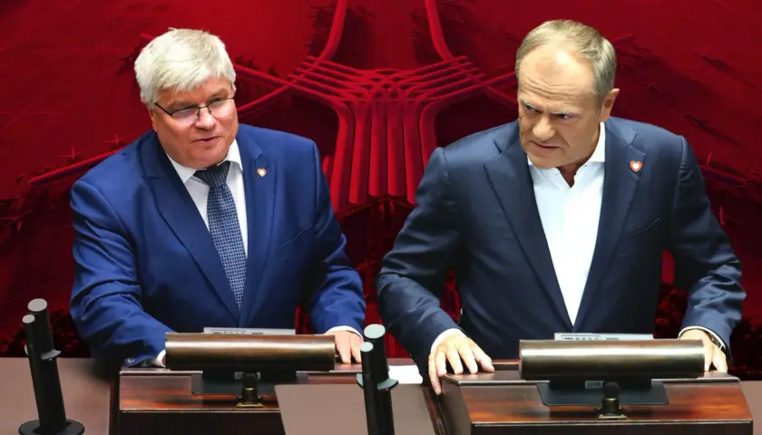 Dwaj politycy w garniturach, na tle wizualizacji CPK. Czy to początek zmiany narracji, dlaczego Donald Tusk zmienił język komunikacji w sprawie budowy CPK?