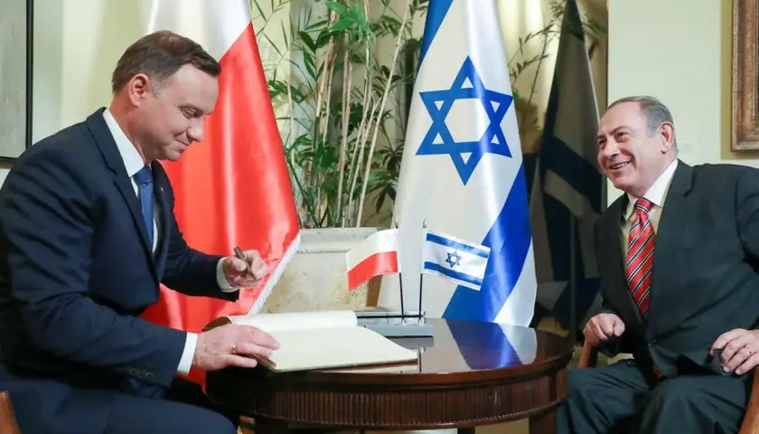 Prezydent Duda podpisuje dokument w obecności premiera Izraela. Wizyta w Izraelu w tak napiętym momencie politycznym podkreśla wagę relacji.