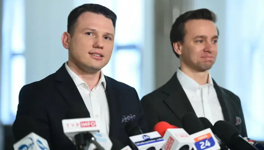 Dwóch polityków przed mikrofonami mediów. Czy to oni stoją za ukrytymi przyczynami wysokiego poparcia Konfederacji w sondażach z lutego 2026?