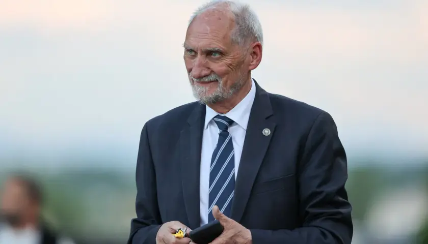 Antoni Macierewicz w garniturze, z kluczykami w dłoni. Czy wrócił do łask prezesa w lutym 2026 roku?