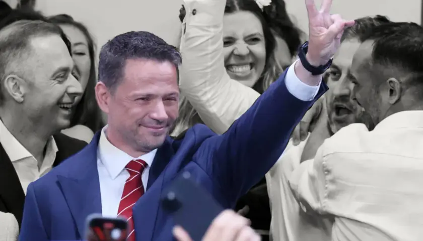 Karol Nawrocki z uśmiechem i gestem zwycięstwa, otoczony entuzjastycznym tłumem. To obraz, który może sugerować, dlaczego Karol Nawrocki wygrywa w najnowszych sondażach prezydenckich z marca 2026.