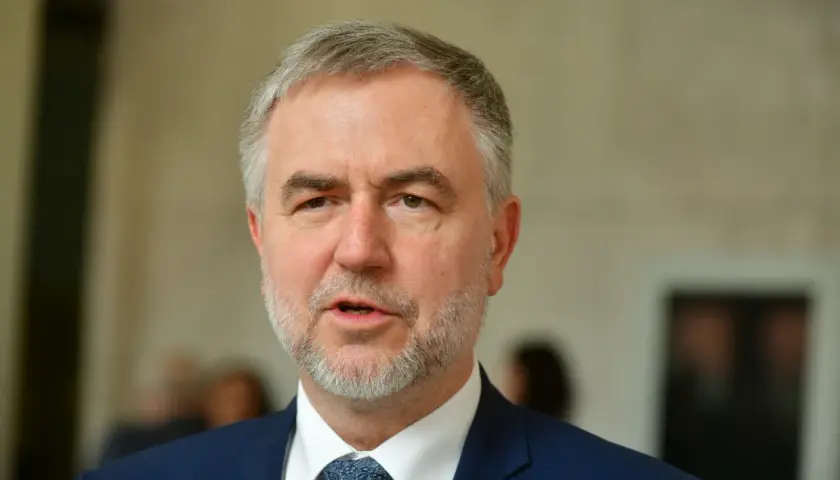Marszałek Marek Woźniak, z siwiejącą brodą i w granatowym garniturze, mówi o tym, dlaczego marszałek Marek Woźniak unika konkursów na dyrektorów teatrów w Wielkopolsce.