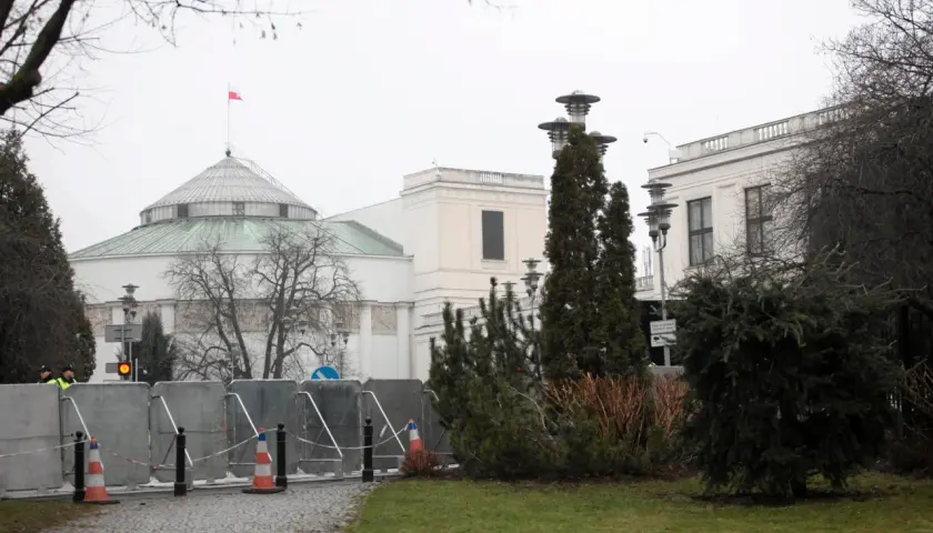 Kto uchwala ustawy w Polsce i jak wygląda ten proces?