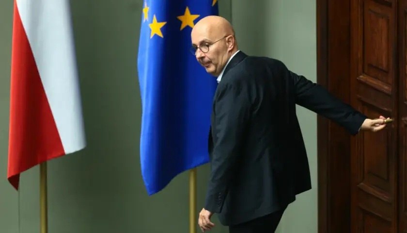 Wiceminister finansów, oskarżony o korupcję, odchodzi. Prawdziwe powody dymisji w 2026 roku pozostają tajemnicą.