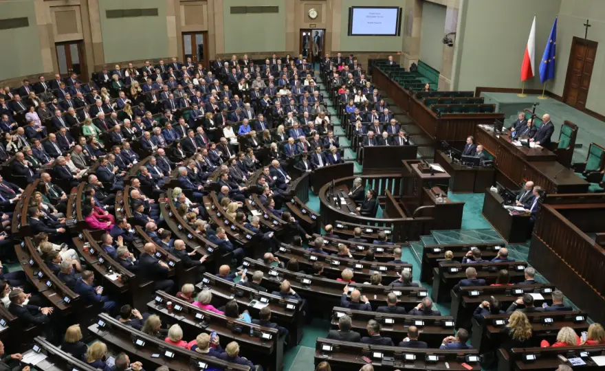 Jakie partie polityczne zasiadają obecnie w sejmie i co to oznacza?