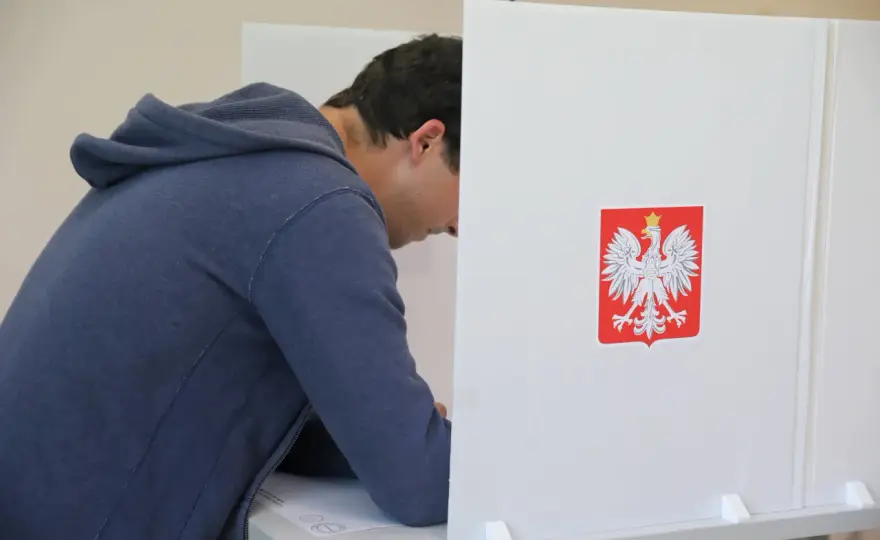 Dlaczego młodzi popierają Konfederację? Analiza przyczyn
