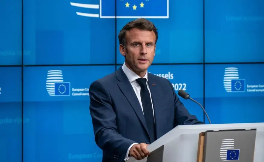 Ile lat ma prezydent Francji? Zaskakujące fakty o Macronie