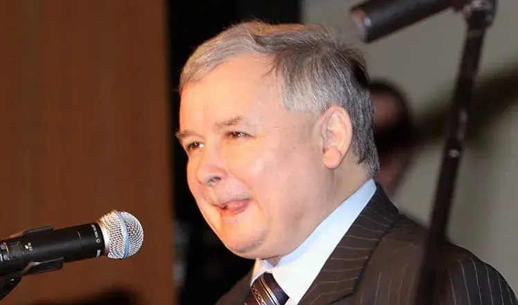 Jakie wykształcenie ma Jarosław Kaczyński i jak wpłynęło na jego karierę?
