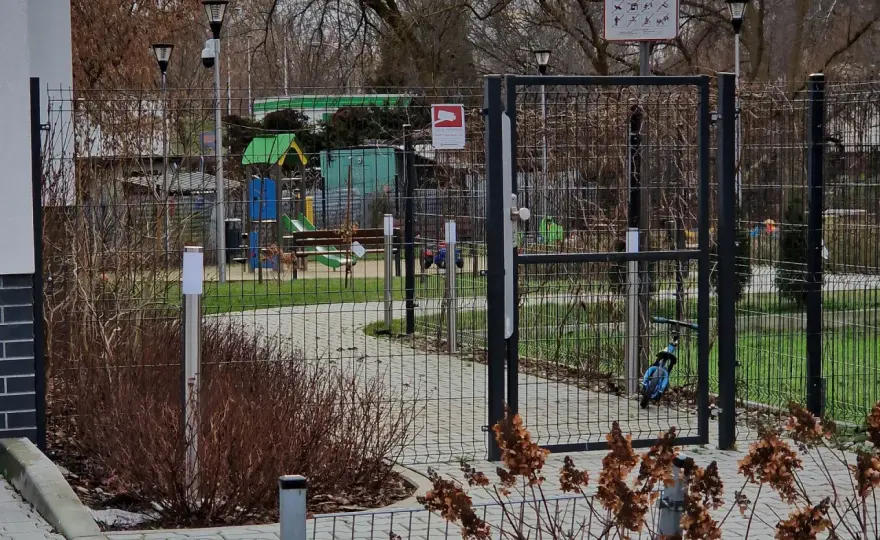 Prawda o zakazie grodzenia osiedli: Co mówi prawo?