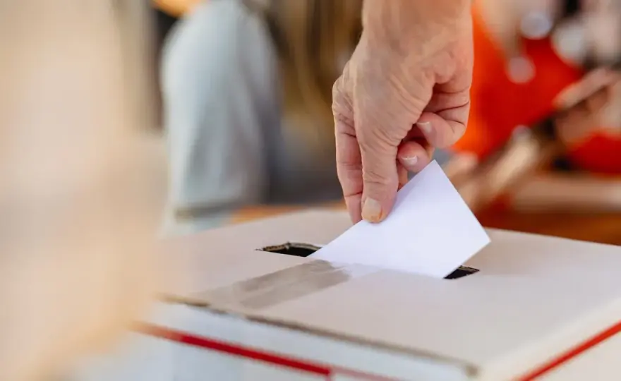 Co to jest skrajna prawica i jakie ma konsekwencje dla społeczeństwa