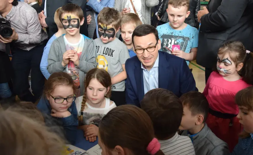 Gdzie uczą się dzieci Morawieckiego? Odkryj ich szkołę i koszty edukacji