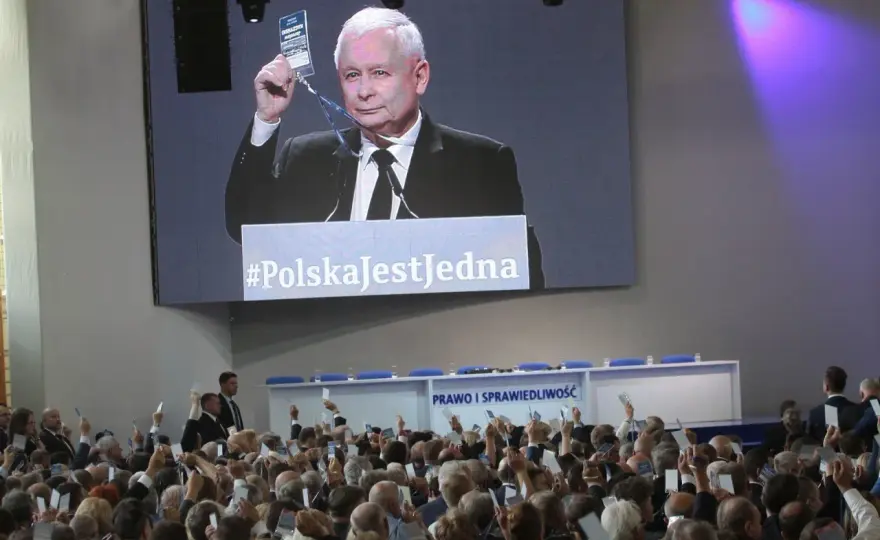 Przysucha: Sekrety PiS za zamkniętymi drzwiami kongresów