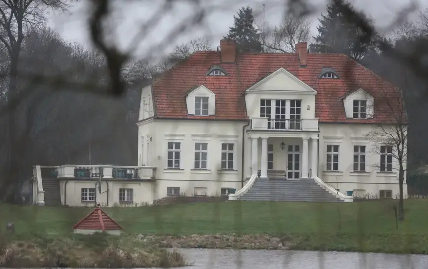 Gdzie mieszka Radosław Sikorski? Tajemnice jego dworku w Chobielinie
