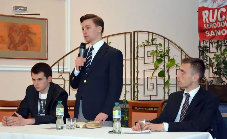 Kto to jest Krzysztof Bosak? Poznaj jego życie i osiągnięcia w polityce