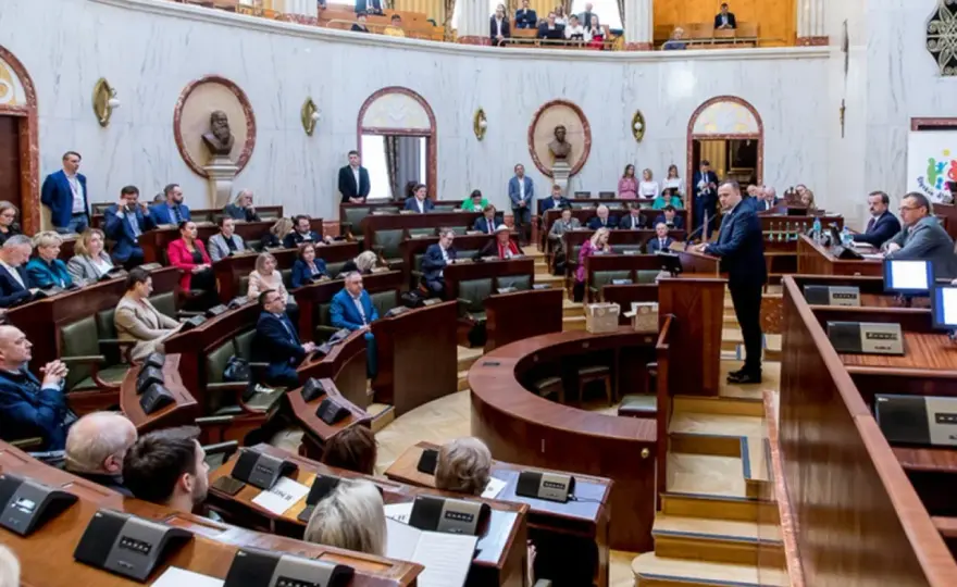 Ile zarabia prezydent miasta? Zaskakujące różnice w wynagrodzeniach