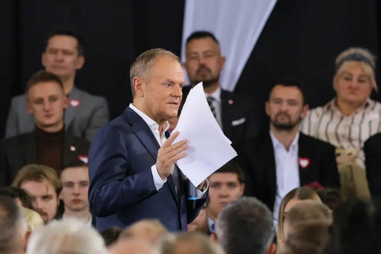 Donald Tusk przemawia, a jego doradcy analizują strategię walki z rosnącą Konfederacją.