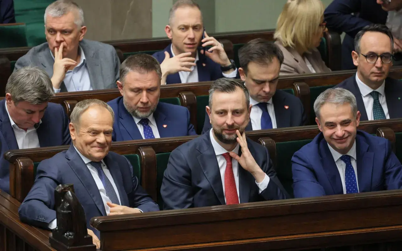 Posłowie w ławach sejmowych. Czy to początek spadku poparcia dla KO mimo pozycji lidera w marcu 2026?