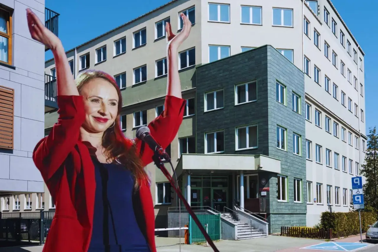 Kobieta w czerwonej marynarce przemawia przy mikrofonie na tle budynku. Czy to prawdziwe powody wściekłości "Kierownika" na projekt ustawy o reformie PIP?