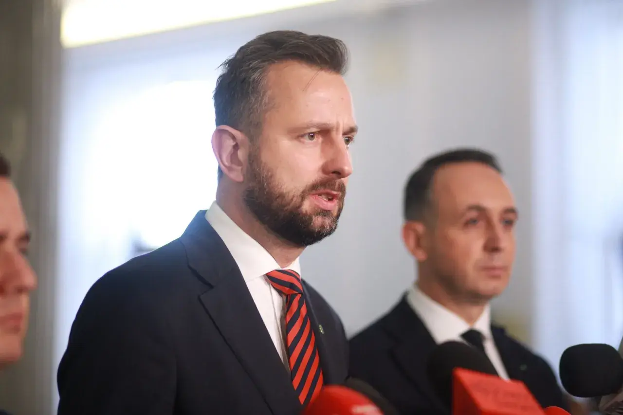 Politycy w garniturach, jeden z nich przemawia. Fani polityki spekulują o dymisji ministra rolnictwa przed marcem 2026.
