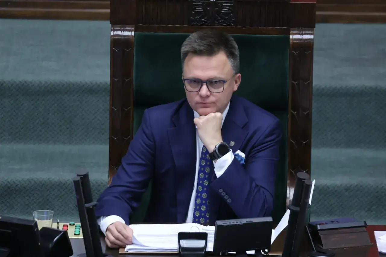 Szymon Hołownia w fotelu marszałka Sejmu. Jego kandydatura na prezydenta budzi sprzeciw wewnątrz koalicji rządzącej, co widać po jego zamyślonej minie.