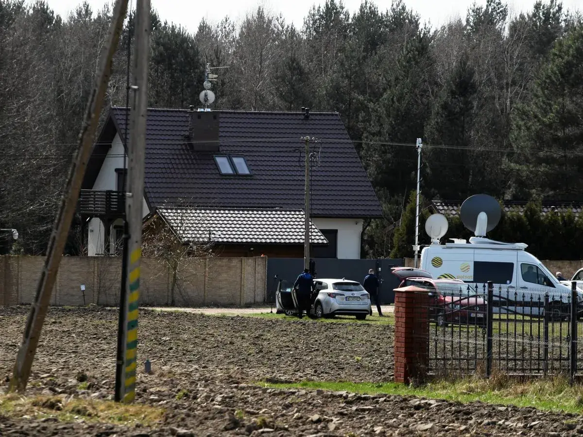 Dom z antenami satelitarnymi, biały van reporterski i samochody. Może tu mieszka żiobro, bo jest dużo sprzętu.