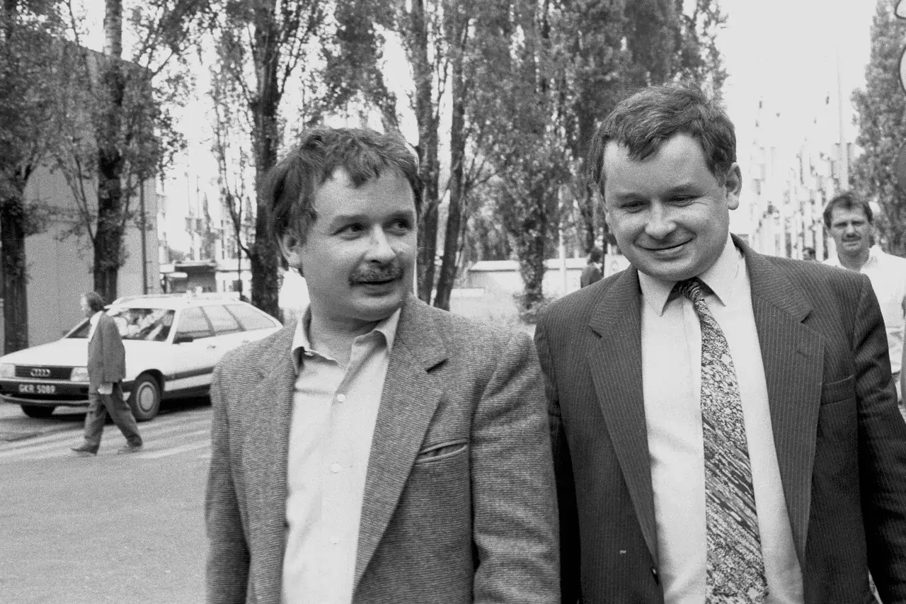 Lech Kaczyński, znany z tego, ile ustaw zawetował, na zdjęciu z lat 90. z bratem Jarosławem.