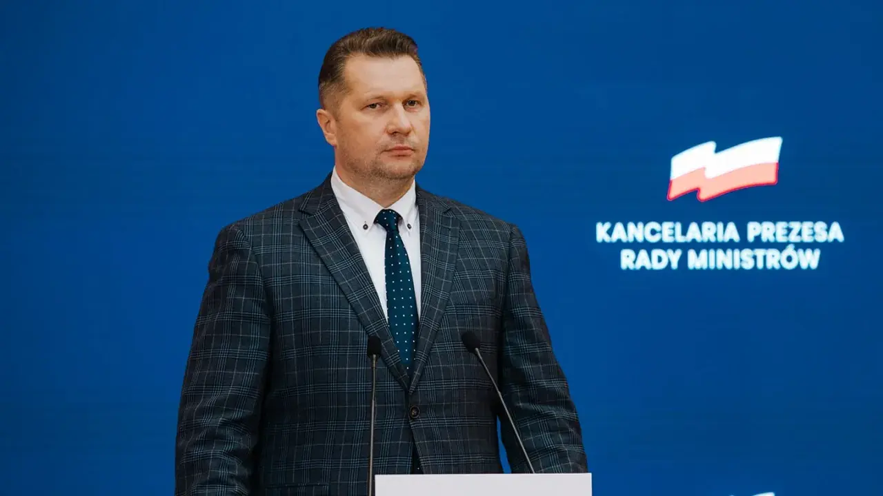 Mężczyzna w garniturze stoi przed mikrofonami. Czy to on, kogo Jarosław Kaczyński ogłosi 7 marca jako kandydata na premiera?