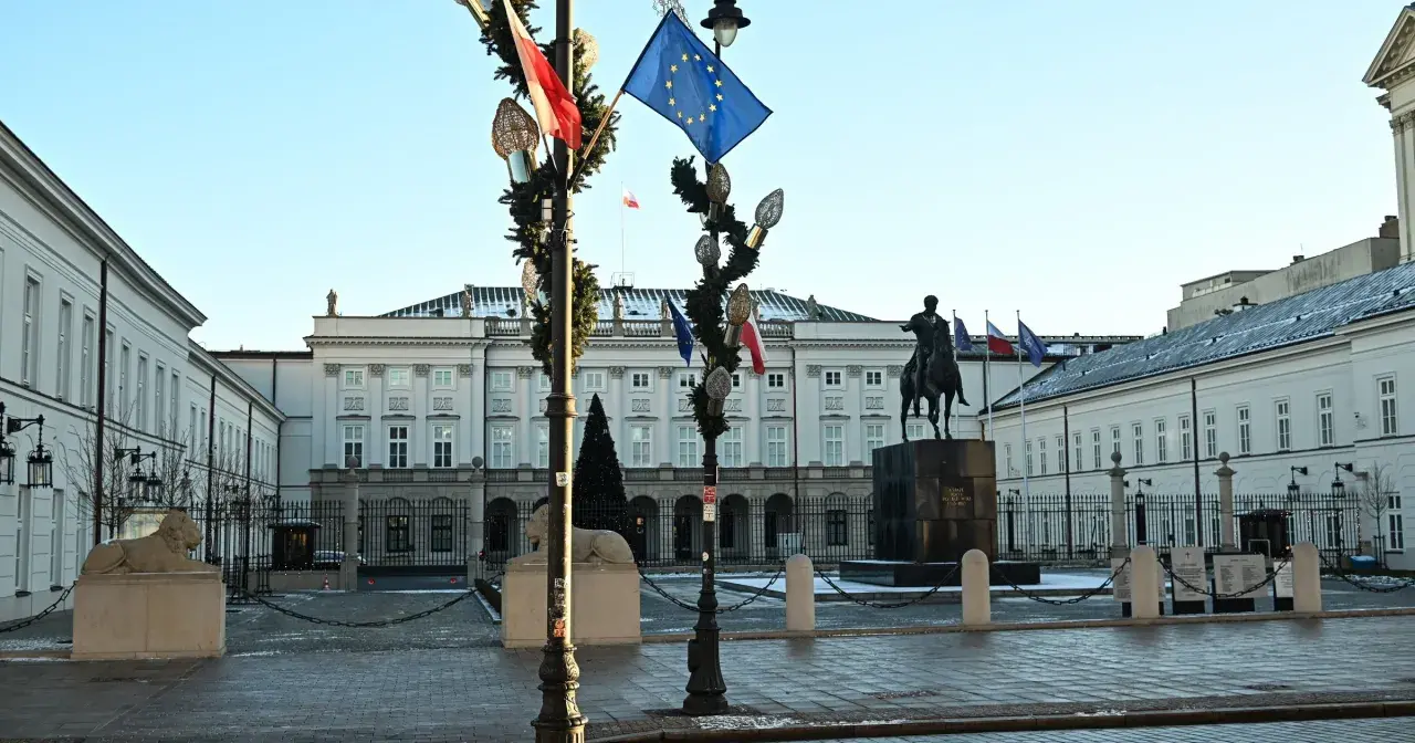 Pałac Prezydencki w Warszawie z pomnikiem konnym i flagami.