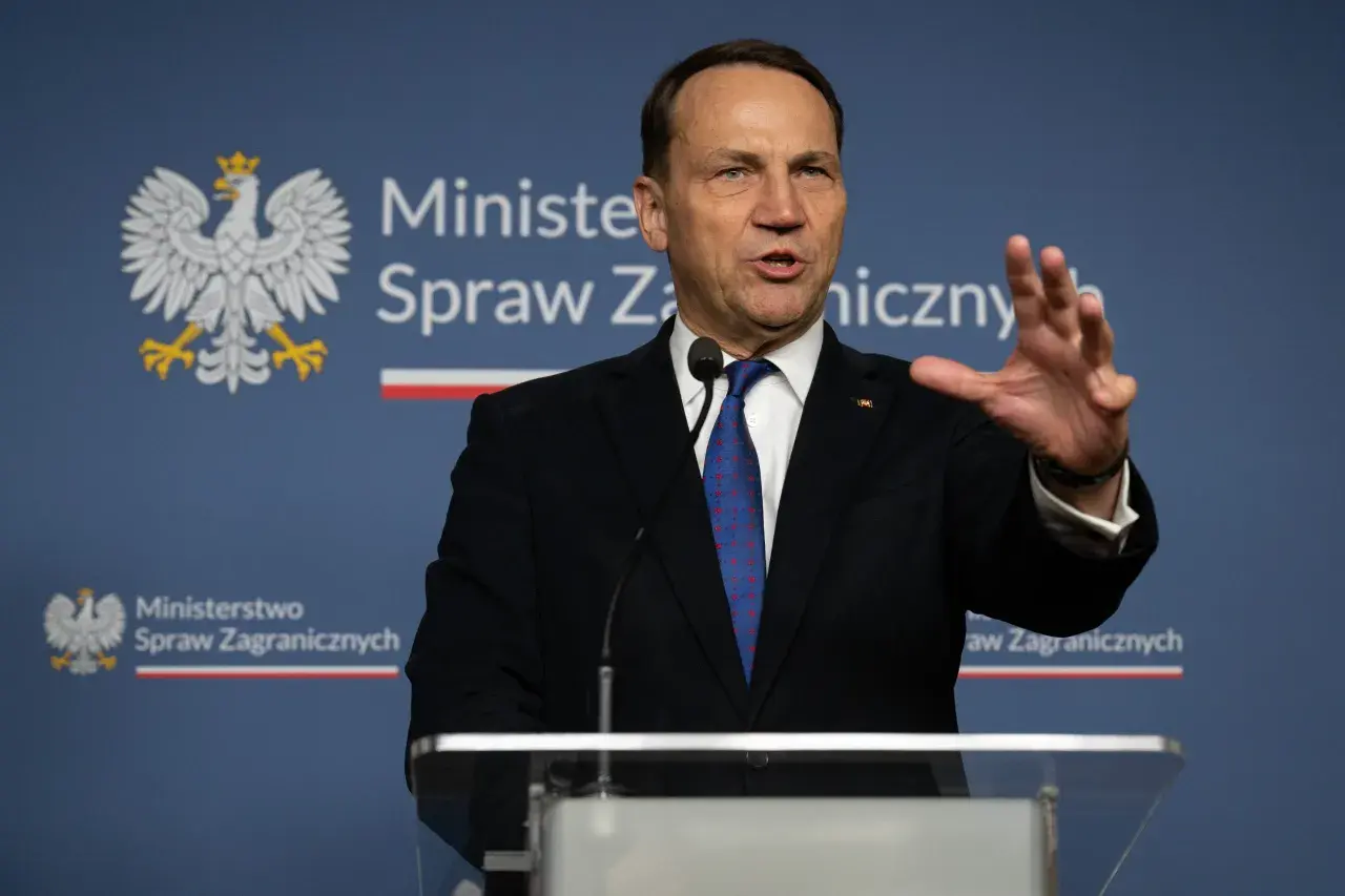 Minister spraw zagranicznych przemawia na tle godła Polski i nazwy ministerstwa, wyjaśniając prawdziwe przyczyny konfliktu prezydenta z MSZ o ambasadorów.