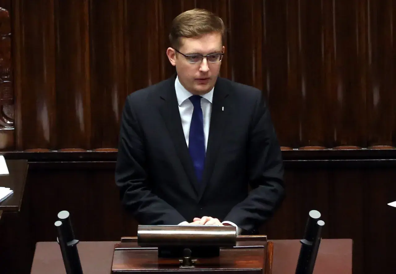 Młody działacz Ruchu Narodowego, w garniturze i z niebieskim krawatem, przemawia w Sejmie. Czy to on zostanie nową twarzą partii?