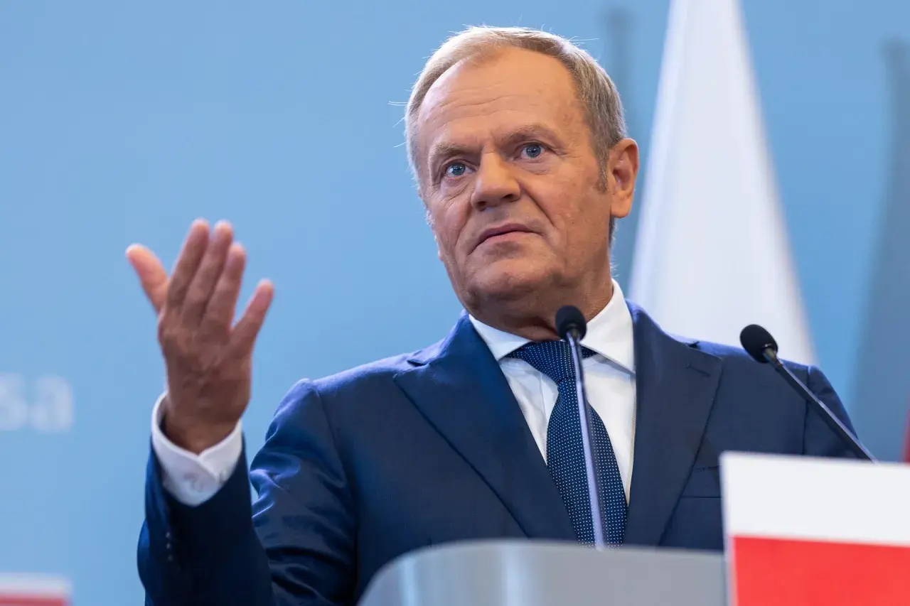 Donald Tusk gestykuluje, mówiąc o lutowej blokadzie drogi Jasło-Krosno.