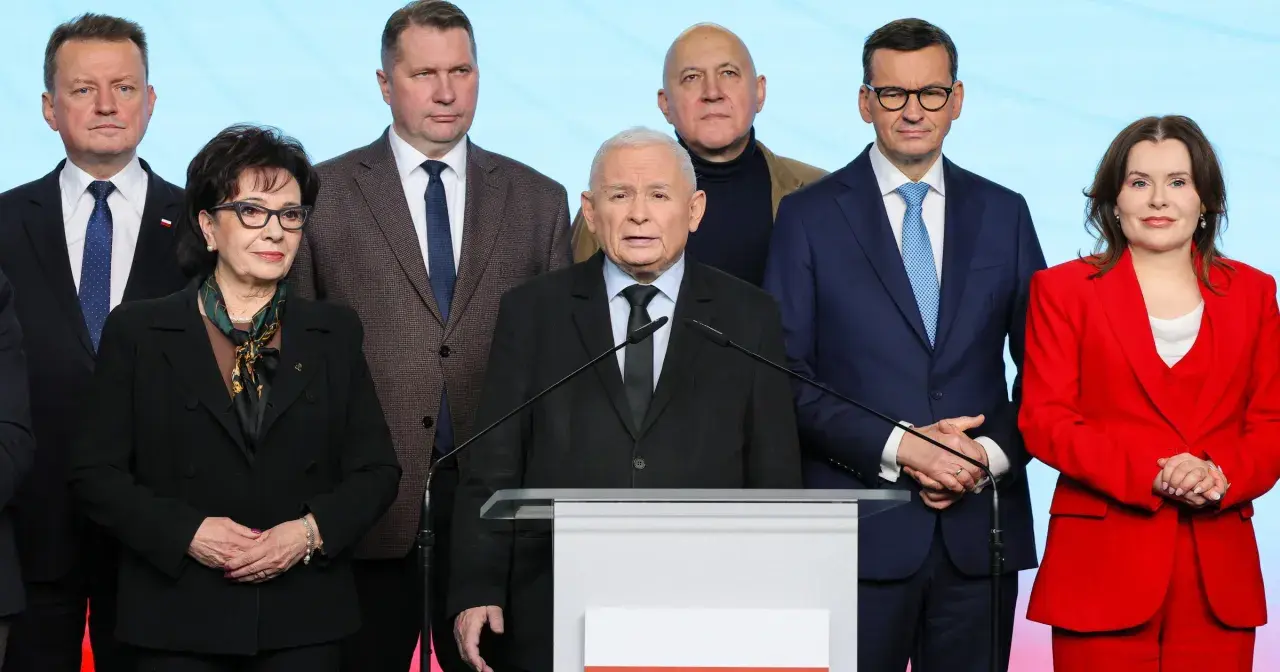 Jarosław Kaczyński przemawia, otoczony przez polityków PiS. Czy wewnątrz PiS dojdzie do rozłamu przed najbliższymi wyborami?