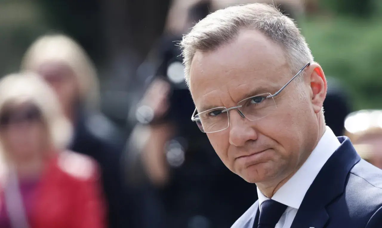 Prezydent Andrzej Duda w okularach, w garniturze, zamyślony. Zastanawia się, dlaczego zdecydował się na orędzie w sprawie bezpieczeństwa energetycznego.