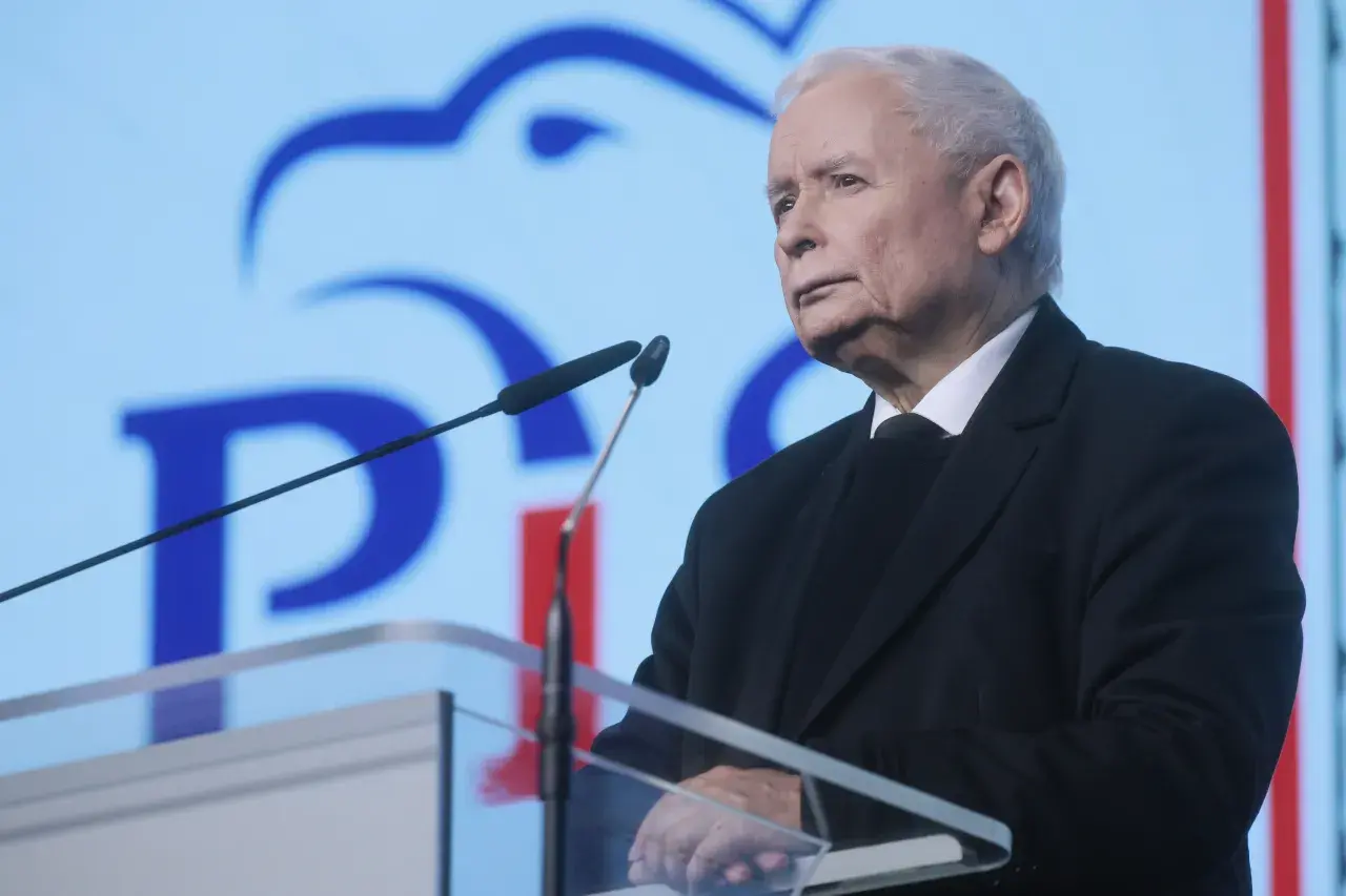 Jarosław Kaczyński przemawia na tle niebieskiego ekranu z logo PiS.
