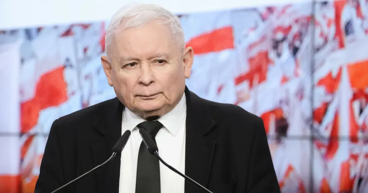 Jarosław Kaczyński w garniturze przed mikrofonami. W tle biało-czerwone flagi. Dyskusja o tym, ile Kaczyński ma emerytury, trwa.