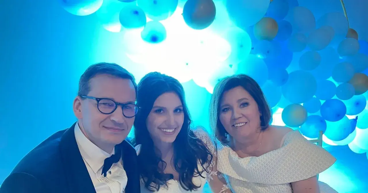 Rodzina Morawieckich na tle niebieskich balonów. Czy ktoś wie, aleksandra morawiecka ile ma lat?