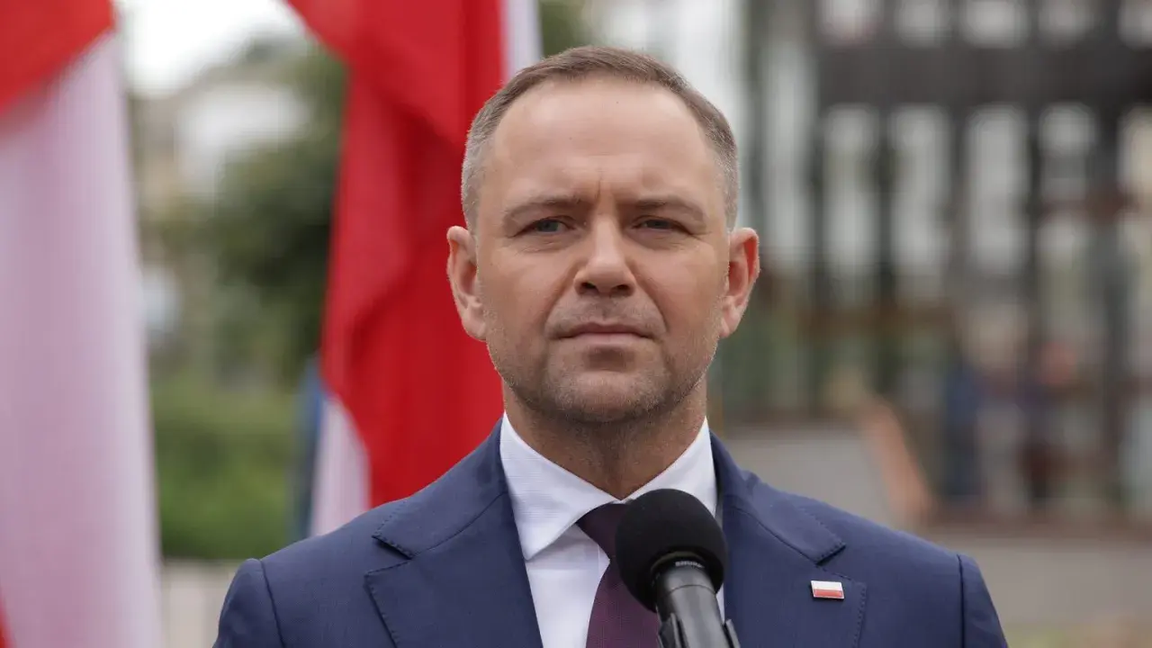 Prezydent w garniturze, obok flagi Polski, przemawia do mikrofonu. Czy prezydent może zablokować reformę renty wdowiej zaplanowaną na drugą połowę 2026 roku?